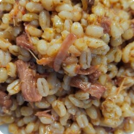 Перловая каша с тушенкой