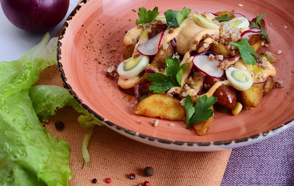 Баварский картофельный салат с колбасками и корнишонами