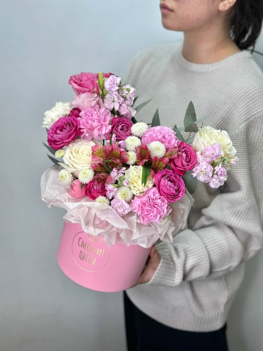 Розовая коробка с розами ,альстромерией ,диантусами и маттиолой