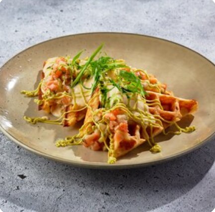 Картофельные вафли с тартаром из трех видов рыбы