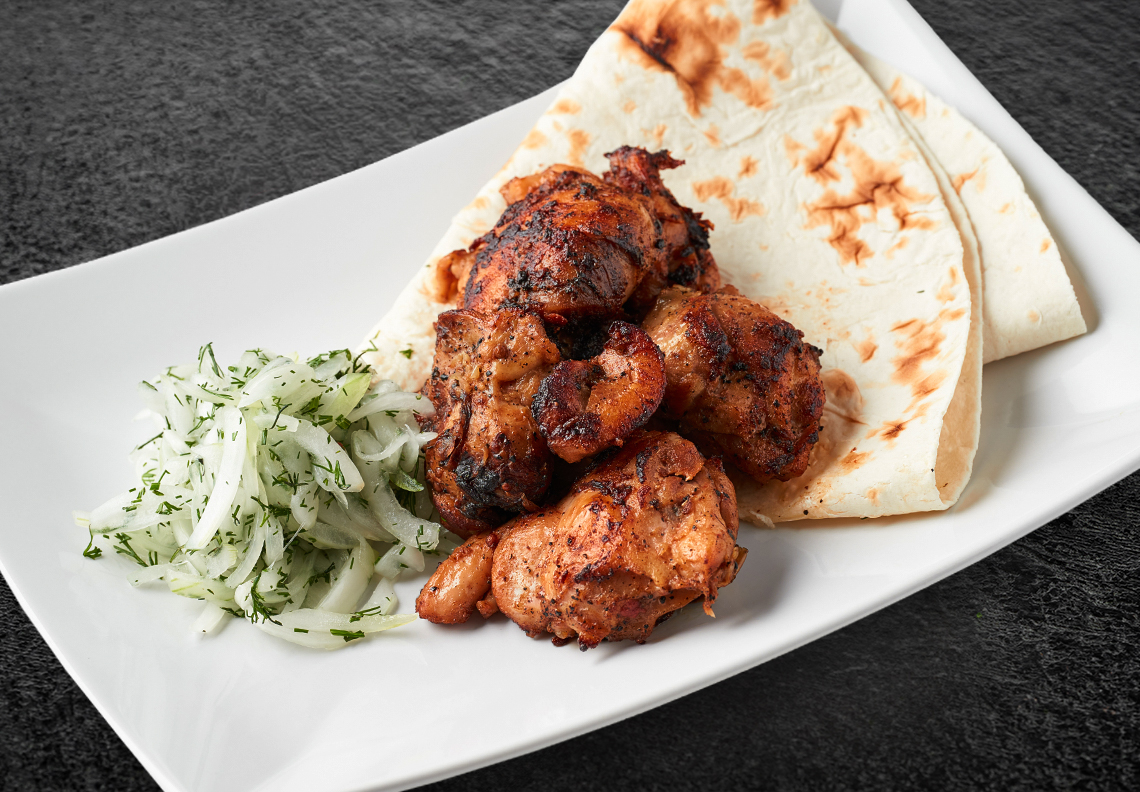 Шашлык с томатным соусом и лавашом