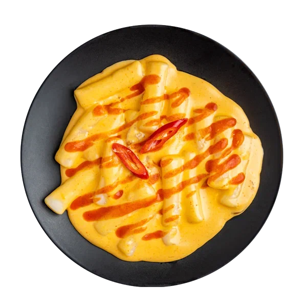 Токпокки с сырным соусом и шрирачей.