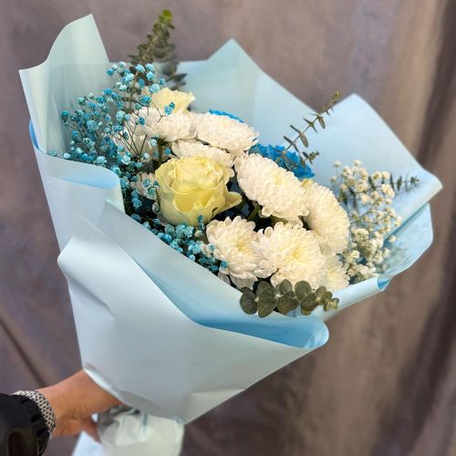 Букет цветов: белые розы, хризантемы, зелень (б226)