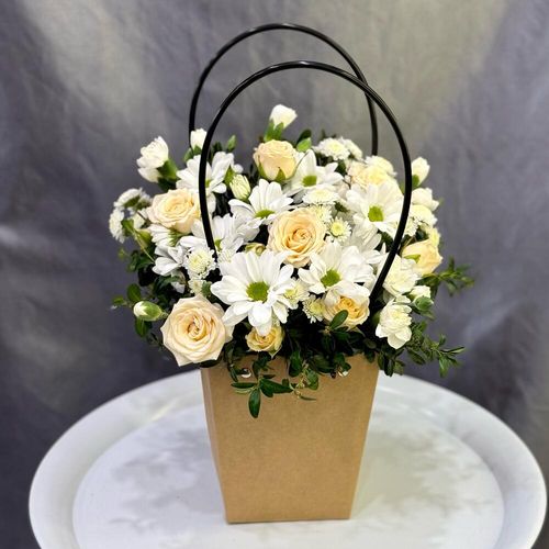 Корзина с цветами: ромашки, кустовые розы (к1918)