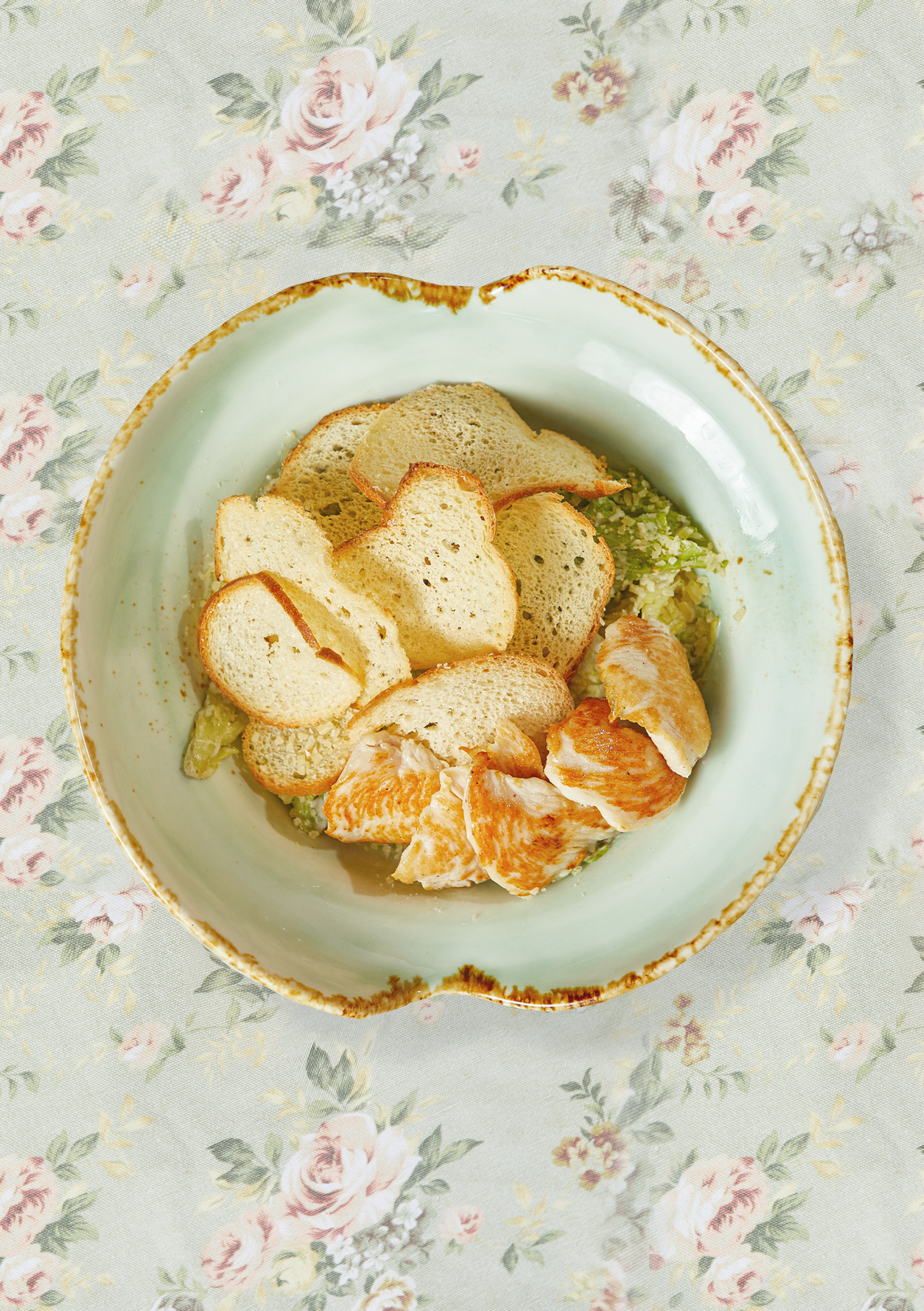 Салат Цезарь с куриной грудкой, томатами черри и чипсами из хрустящего багета