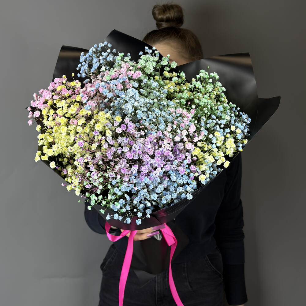 Монобукет из радужных гипсофил в черной розе