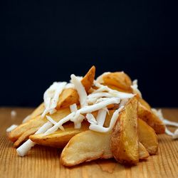 Картофельные дольки под сыром