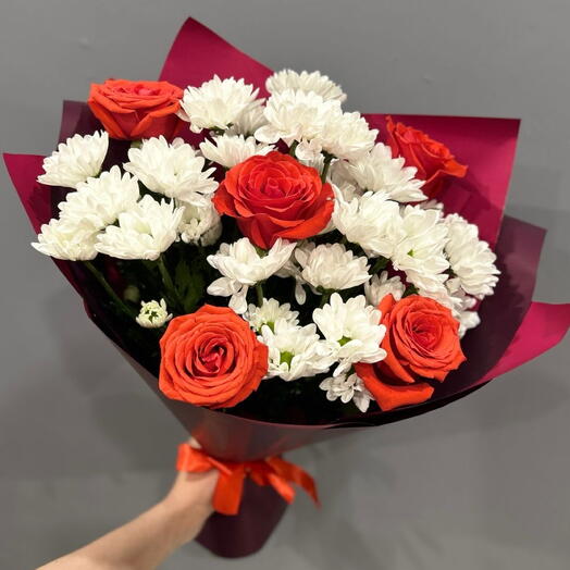 Букет из ромашковой хризантемы и стойкой розы