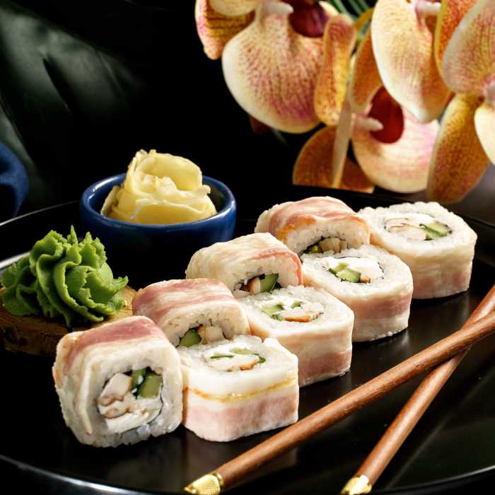 Ролл в беконе