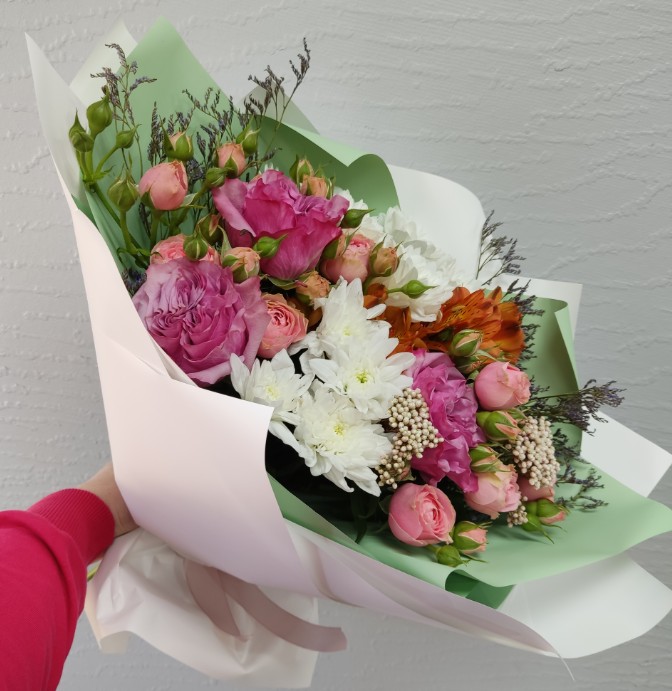 Букет с розами и хризантемой