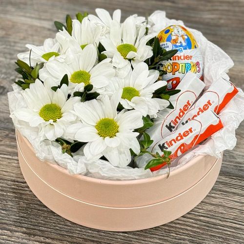 Композиция из ромашек со сладостями (к1925)