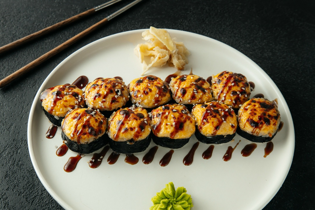 Запеченный ролл с лососем