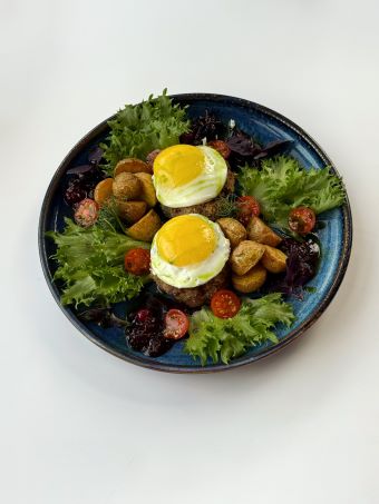 Бифштекс с глазуньей и бэби картоф.