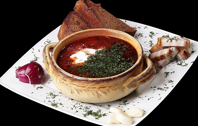 Борщ украинский с пампушками и салом
