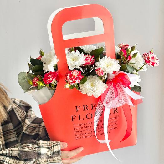 Композиция «Малинки малинки» из кустовых роз