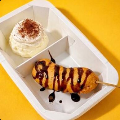 Банан в кляре со взбитыми сливками