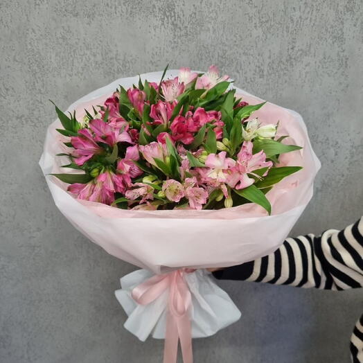 Пышный букет из альстромерии