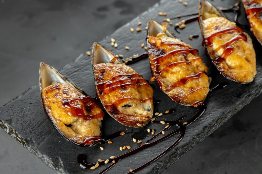 Мидии под Спайси соусом