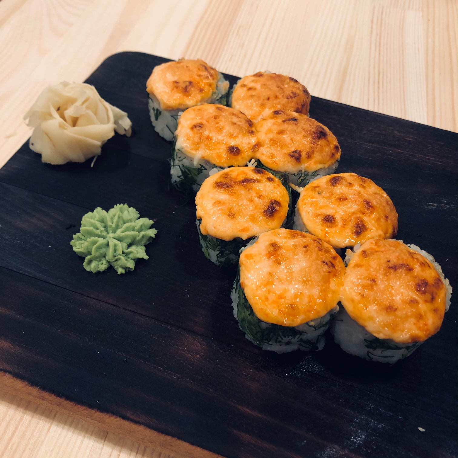 Запеченный ролл с острой курочкой