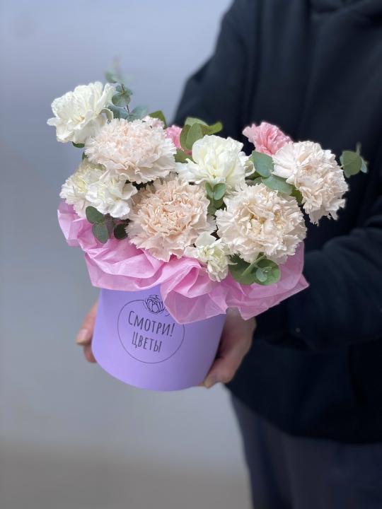 Коробка с гвоздиками и эвкалиптом