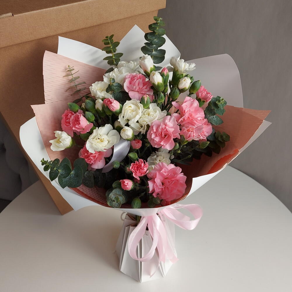 Букет кустовых диантусов с эвкалиптом