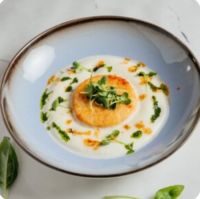 Крабовая котлета с эспумой из пармезана