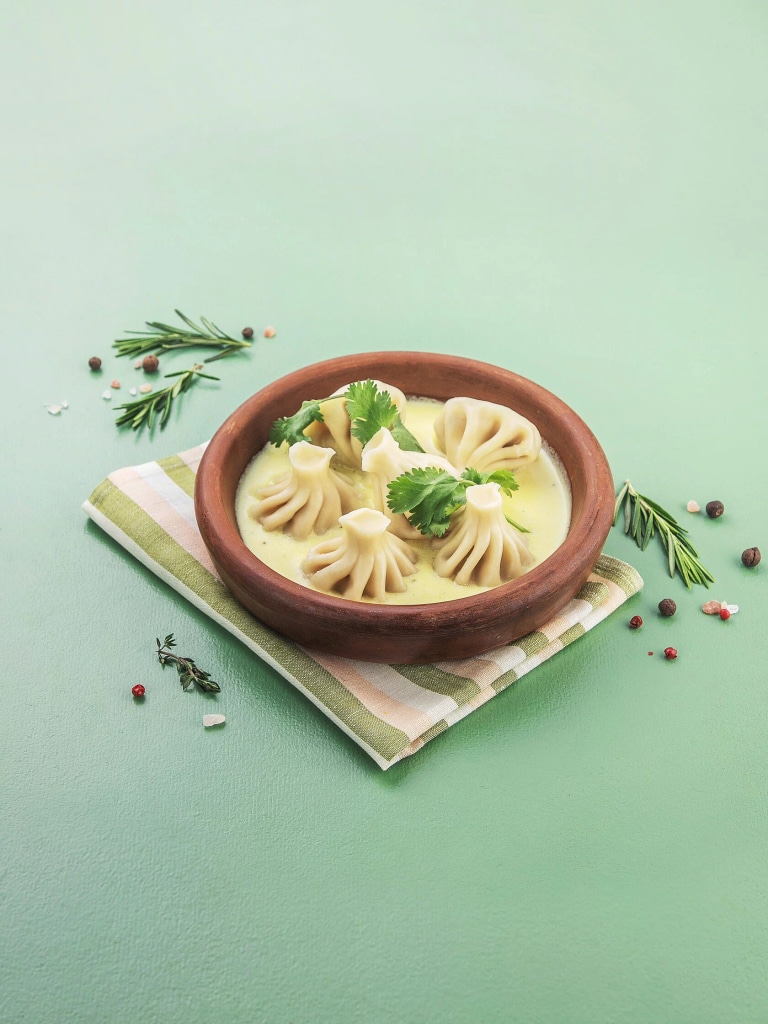 Мини-хинкали с курицей в соусе Чкмерули