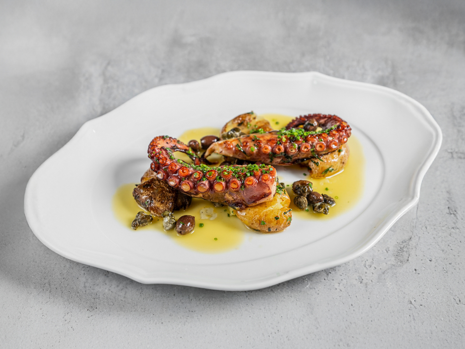 Осьминог с мятым картофелем и каперсами