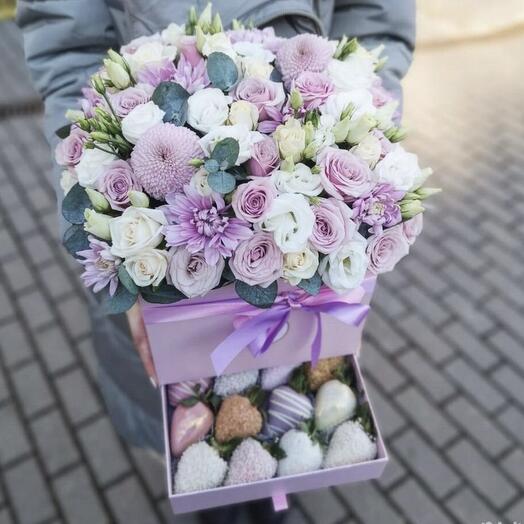 Цветы и клубника в шоколаде