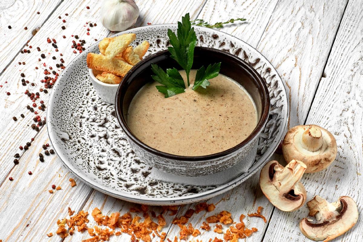 Крем суп грибной с гренками