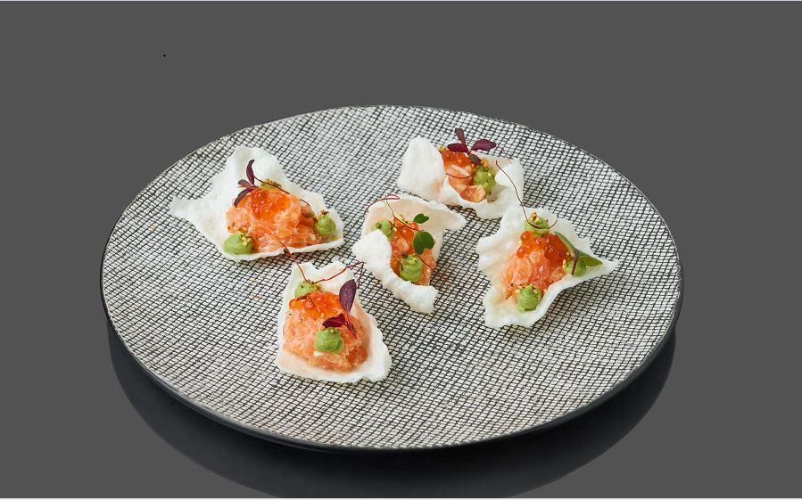 Тар тар из лосося с кремом из авокадо и икрой