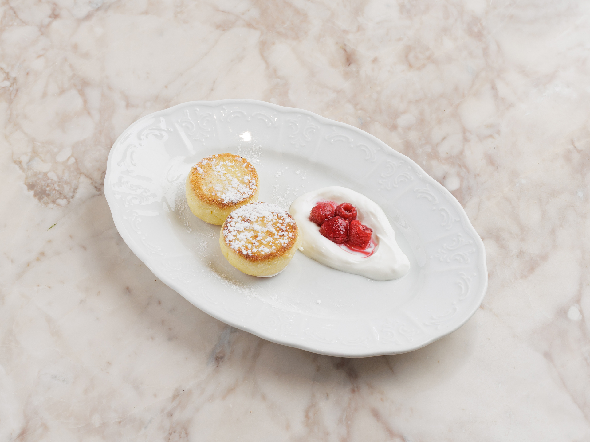 Сырники с малиной и сметаной