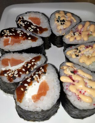 БигФуд ролл с лососем и крабом спайси