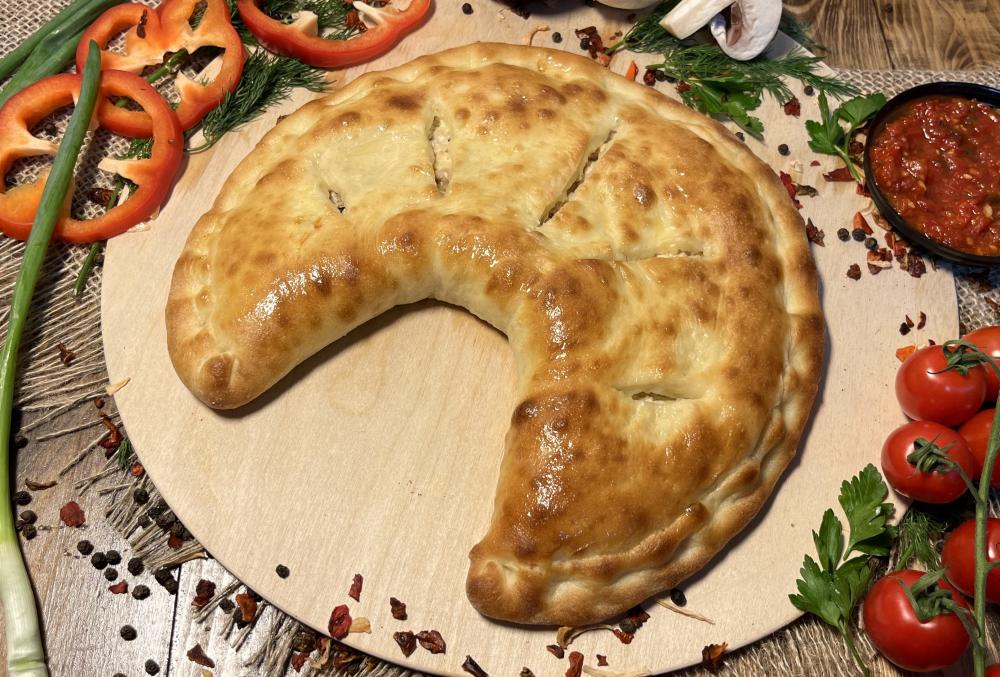 Кальцоне с курицей, сыром и помидорами