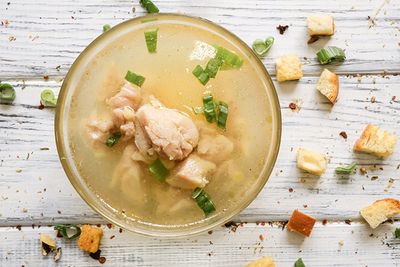 Куриный бульон с гренками