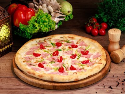 Пицца с ветчиной и каперсами