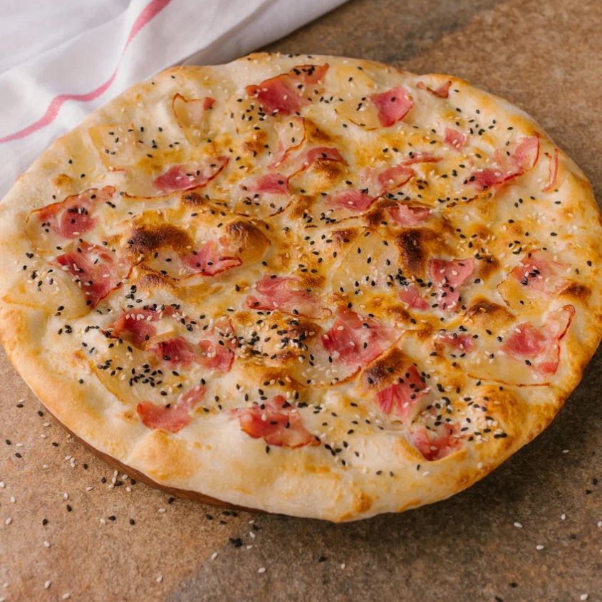 Итальянская лепешка с беконом и кунжутом