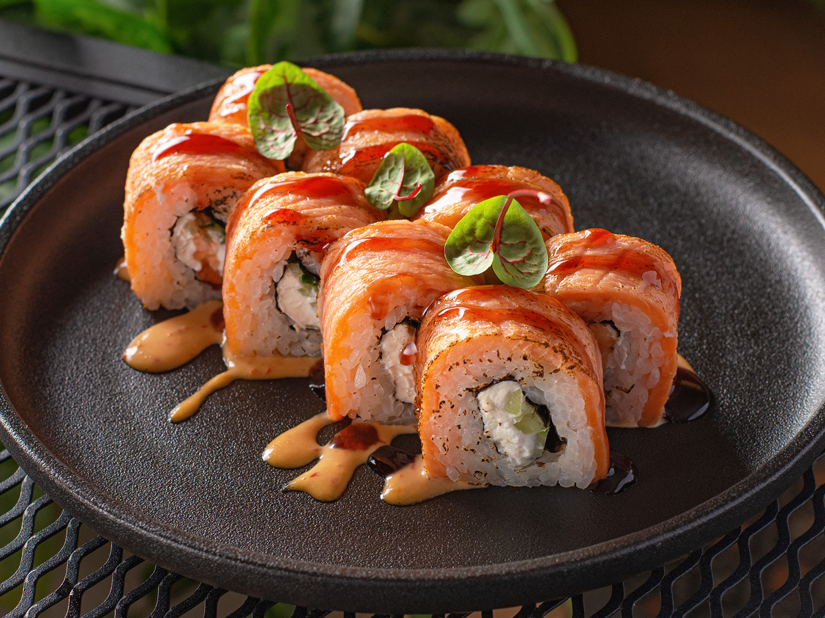 Ролл Филадельфия с опаленным лососем