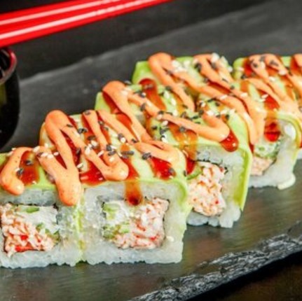 Ролл Зеленый дракон с угрем, снежным крабом и соусом унаги