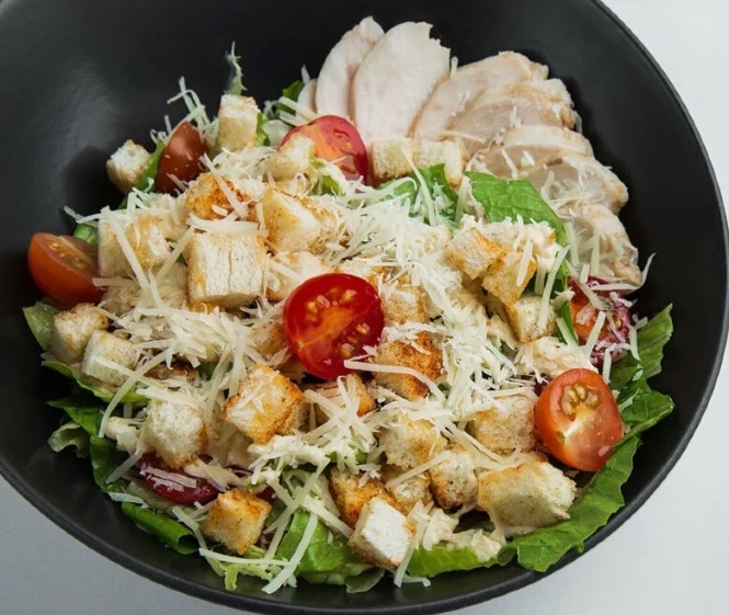 Салат Цезарь с курицей