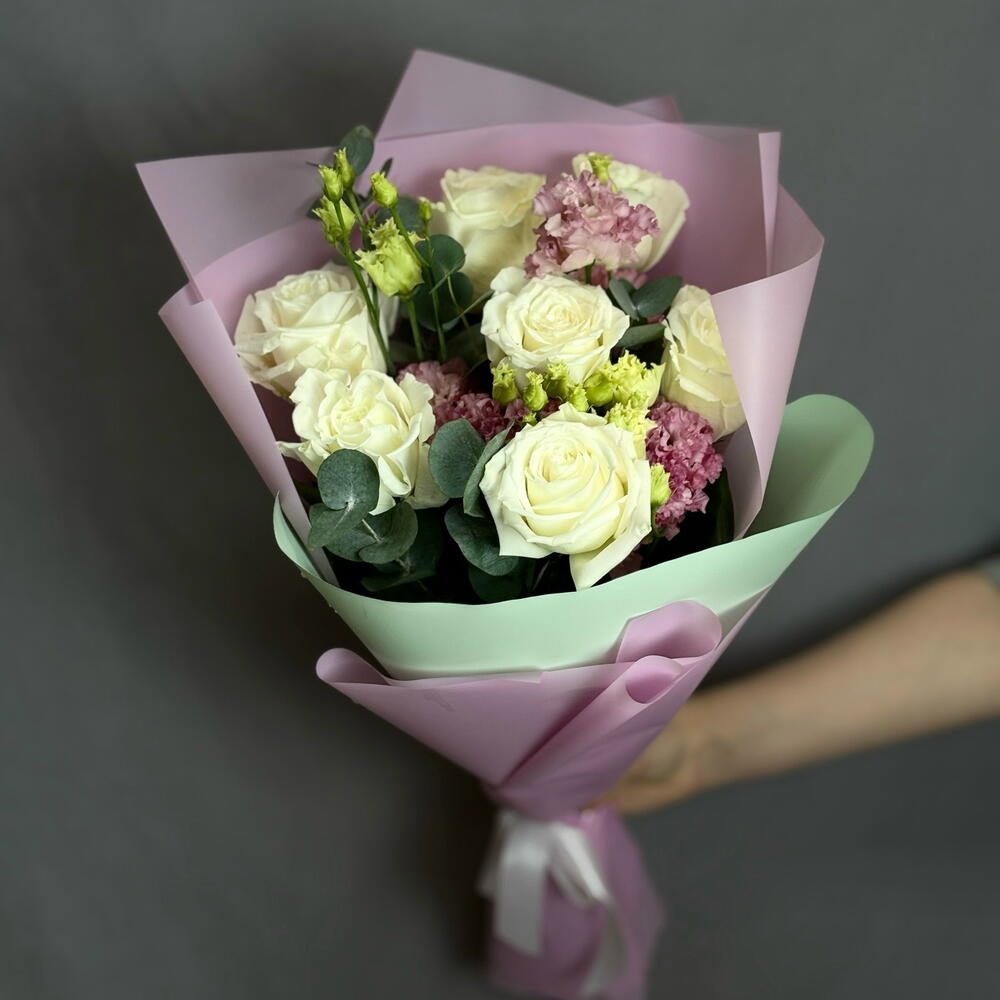 Букет с белой розой и лизиантусом