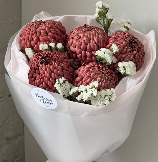 Букет с хризантемами «Бигуди» и кружевной статицей