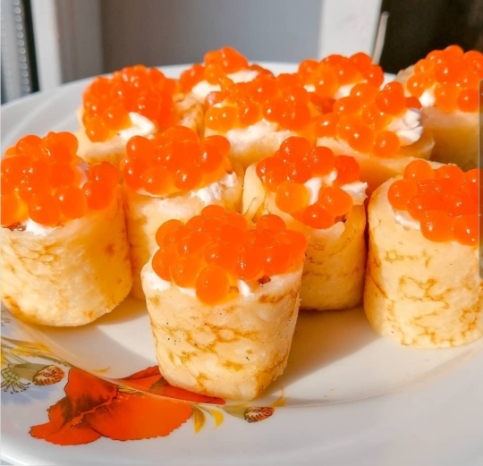 Блинчики с икрой и творожным сыром