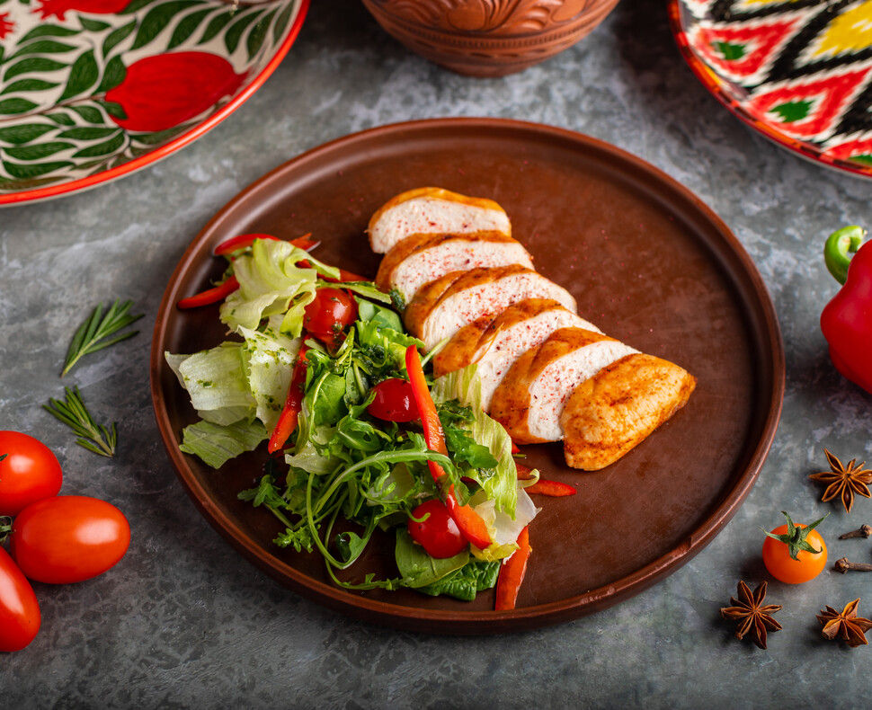 Стейк куриного филе с овощами