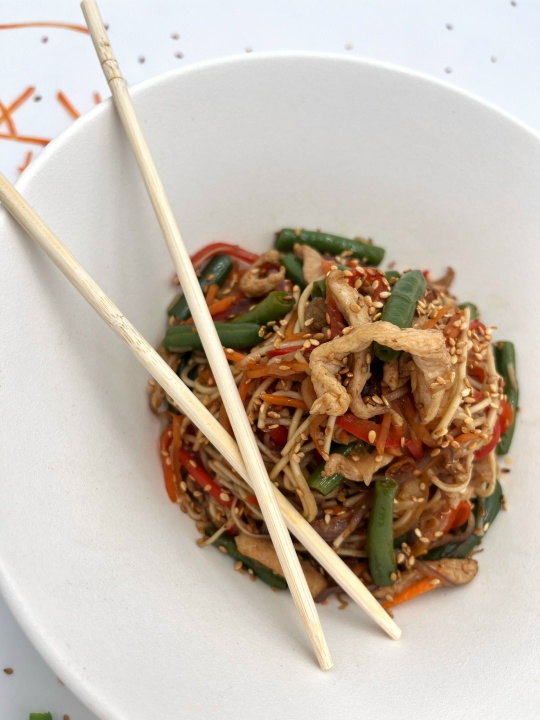 WOK Яичная с курицей в соусе терияки