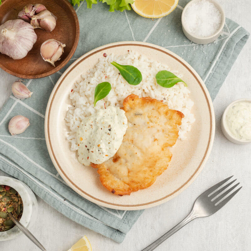 Треска в кляре с рисом и соусом Тар-тар