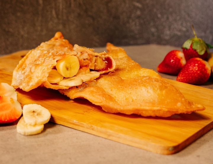 Чебурек с бананом и клубничным джемом