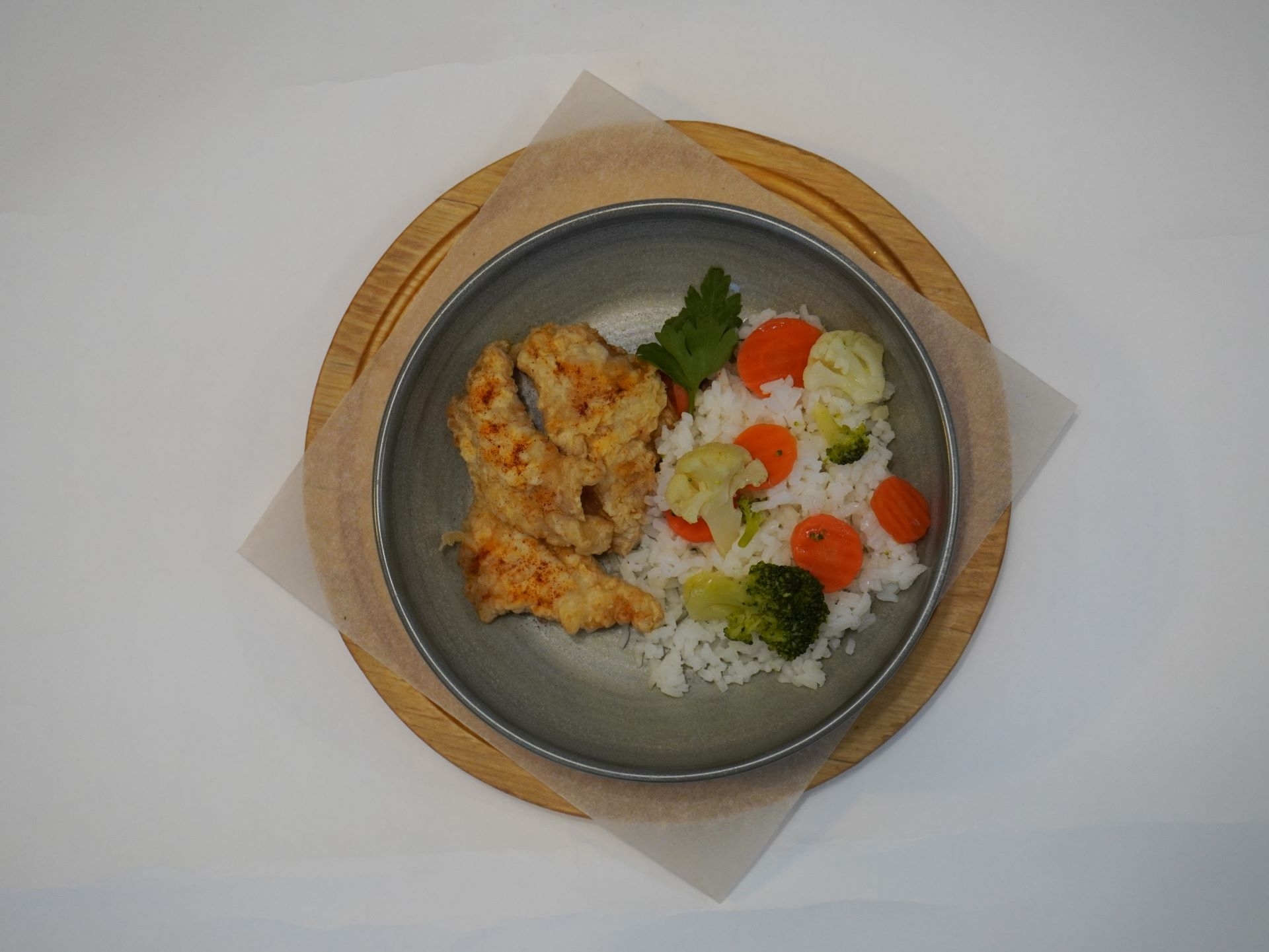 Филе белой рыбы с рисом и овощами