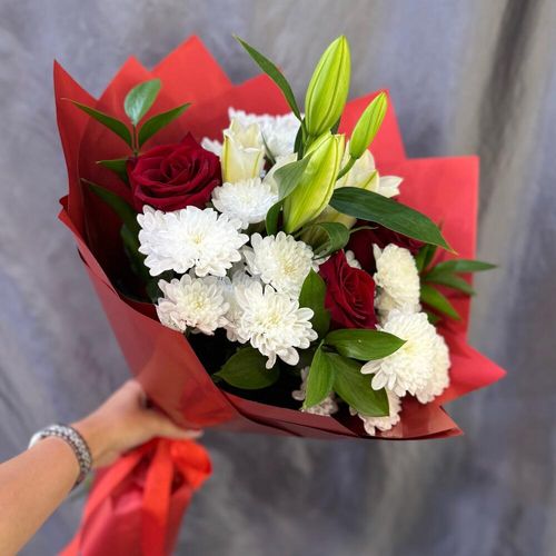 Букет цветов: Лилия, кустовые хризантемы, красные розы (б1726)