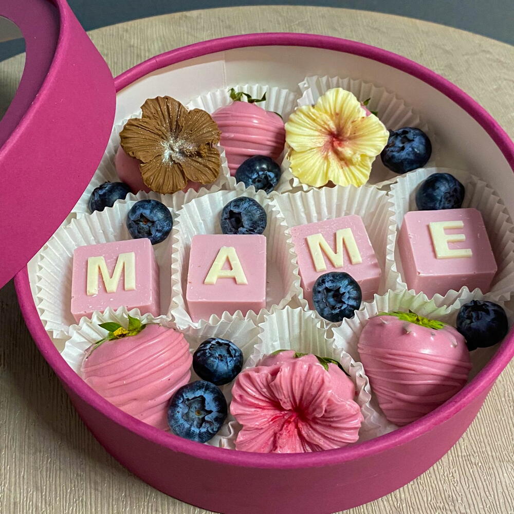 Бокс клубники в шоколаде с голубикой "Маме"